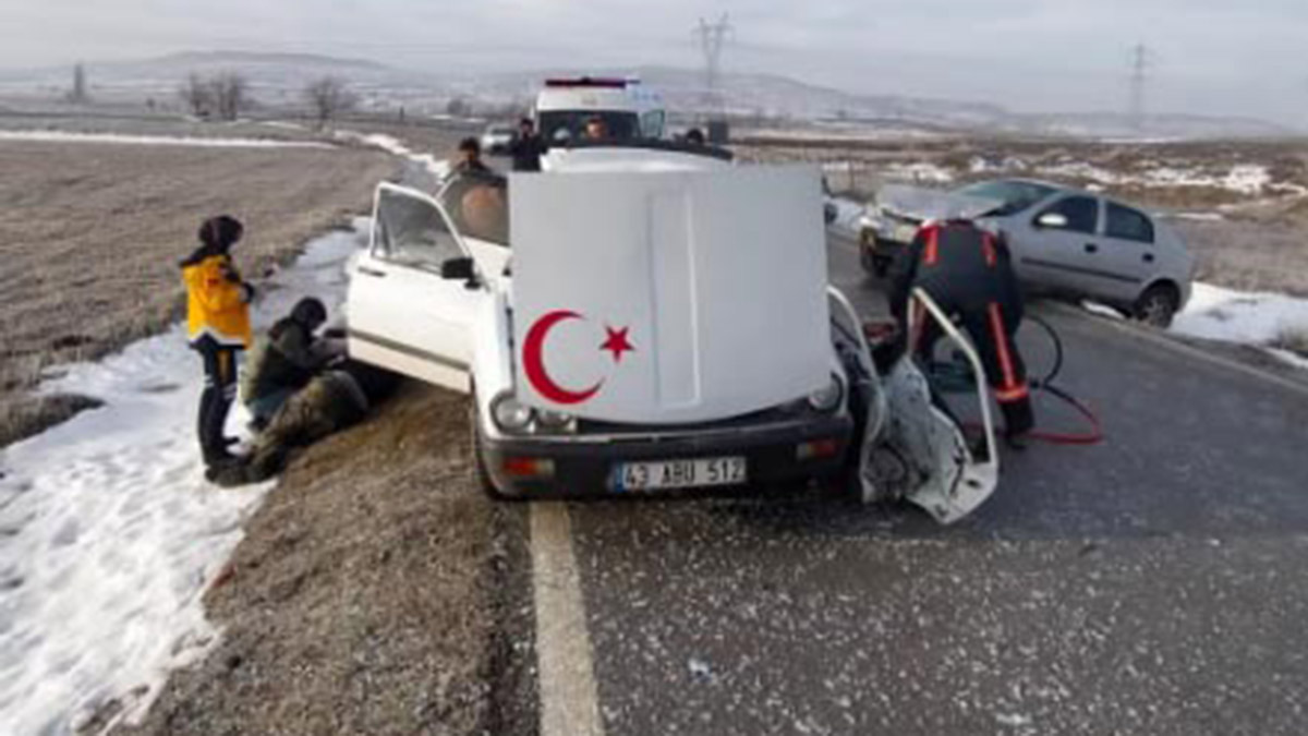 Kütahya'da 2 otomobil çarpıştı: 5 yaralı