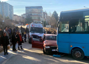Kütahya'da halk otobüsü ve otomobil çarpıştı: 6 yaralı