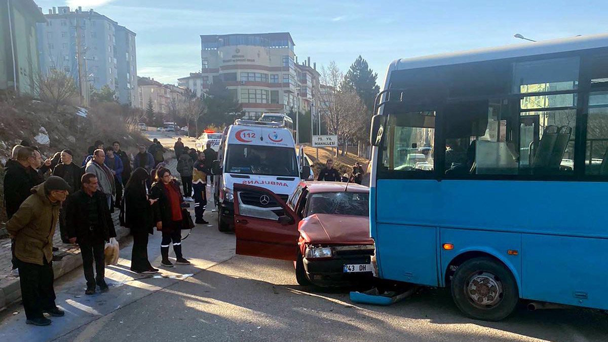 Kütahya'da halk otobüsü ve otomobil çarpıştı: 6 yaralı