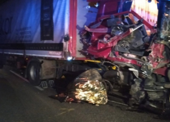 Lastik değiştirenlere TIR çarptı: 2 ölü, 1 yaralı
