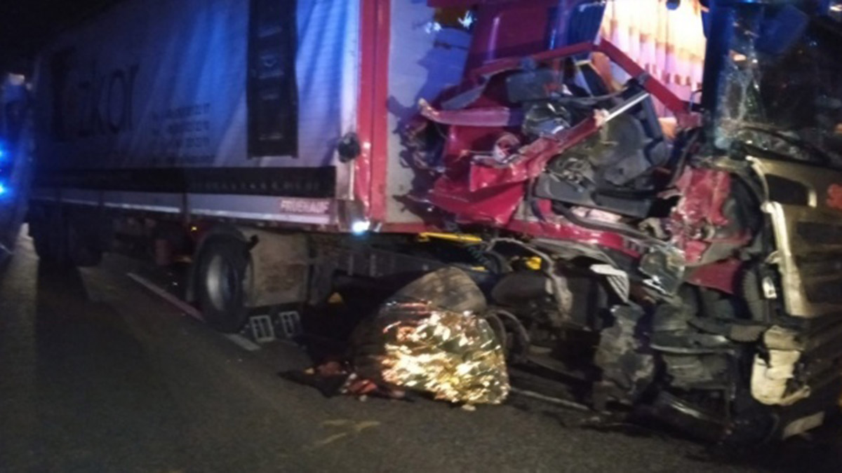 Lastik değiştirenlere TIR çarptı: 2 ölü, 1 yaralı