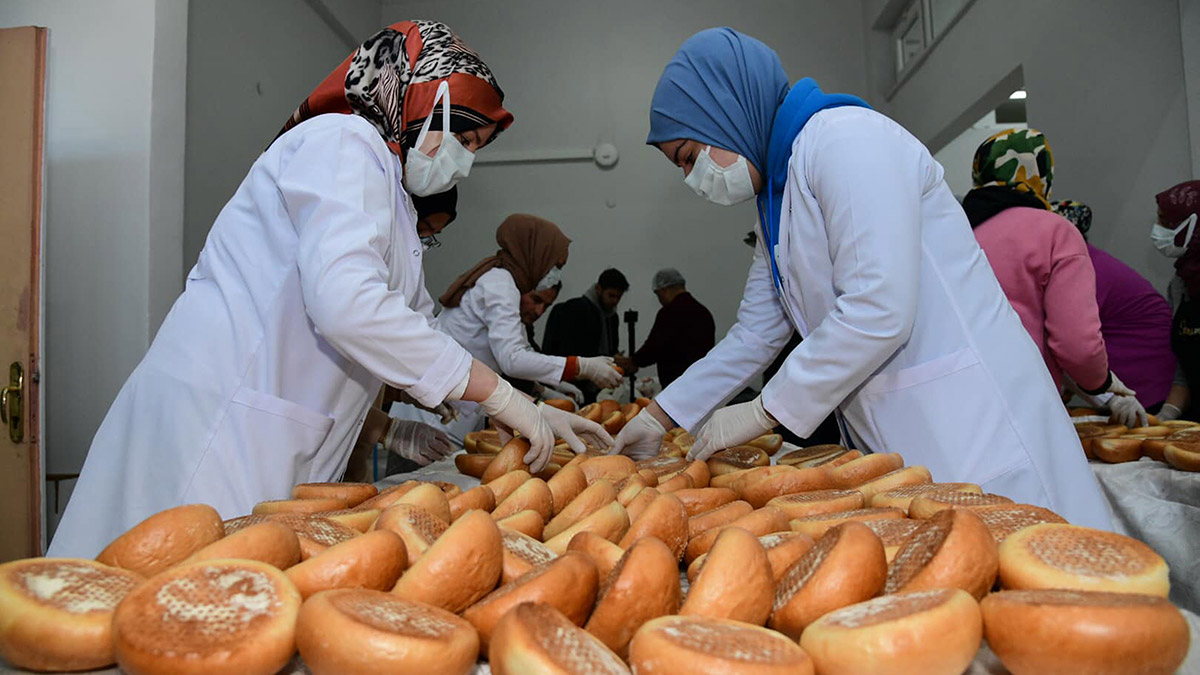 Liselilerin yaptığı ekmekler deprem bölgesine gönderildi
