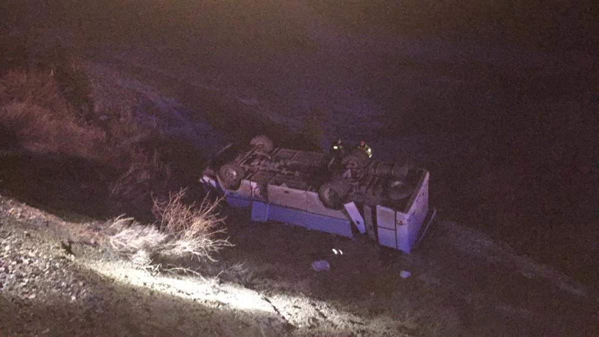 MEB AKUB ekibinin midibüsü devrildi: 13 yaralı 