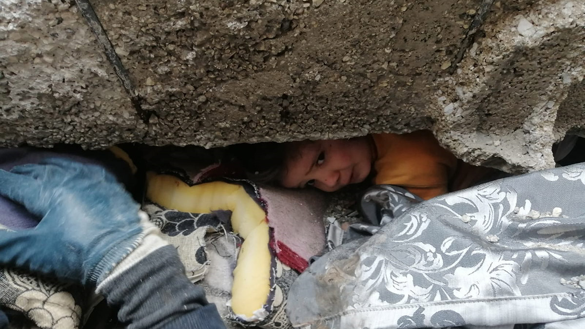 Madenciler, minik Julia’yı 34 saat sonra kurtarmış