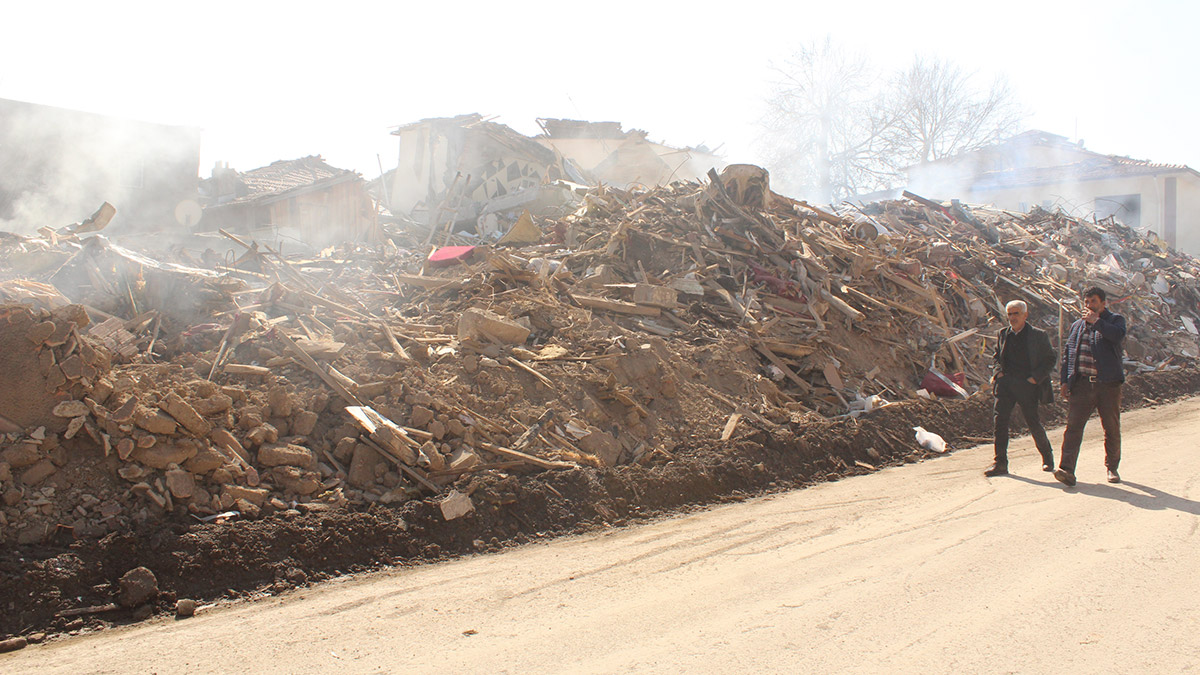 Malatya'da 18 gündür enkazdan dumanlar yükseliyor