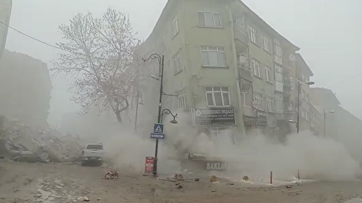 Malatya'da 4 katlı binanın çökme anı kamerada