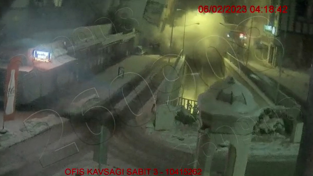 Malatya'da binaların yıkılması kamerada