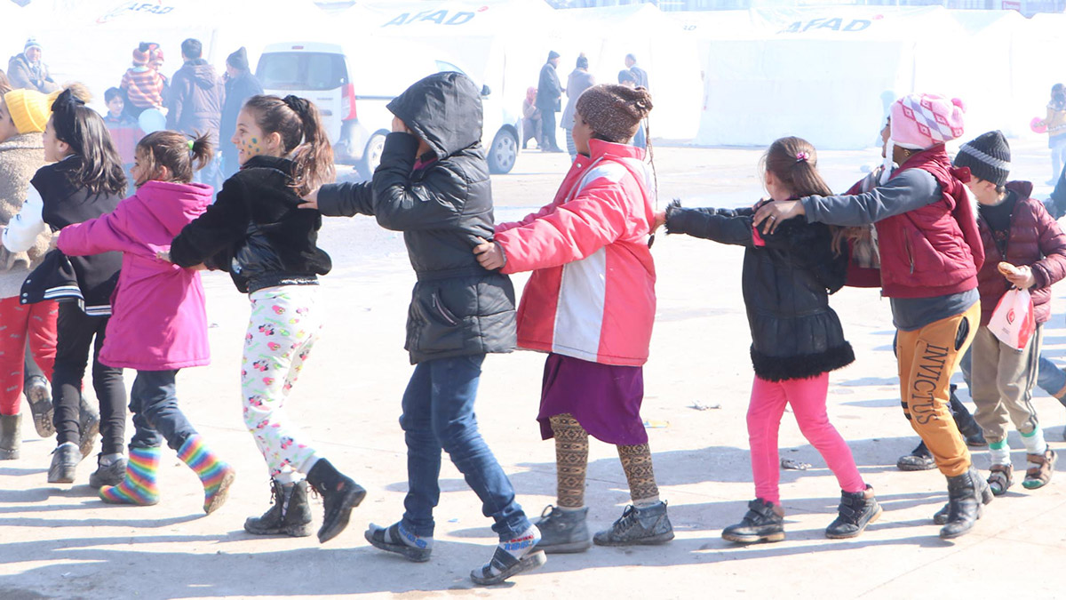 Malatya'da kurulan çadır kentte 'sevgi treni' dolaşıyor
