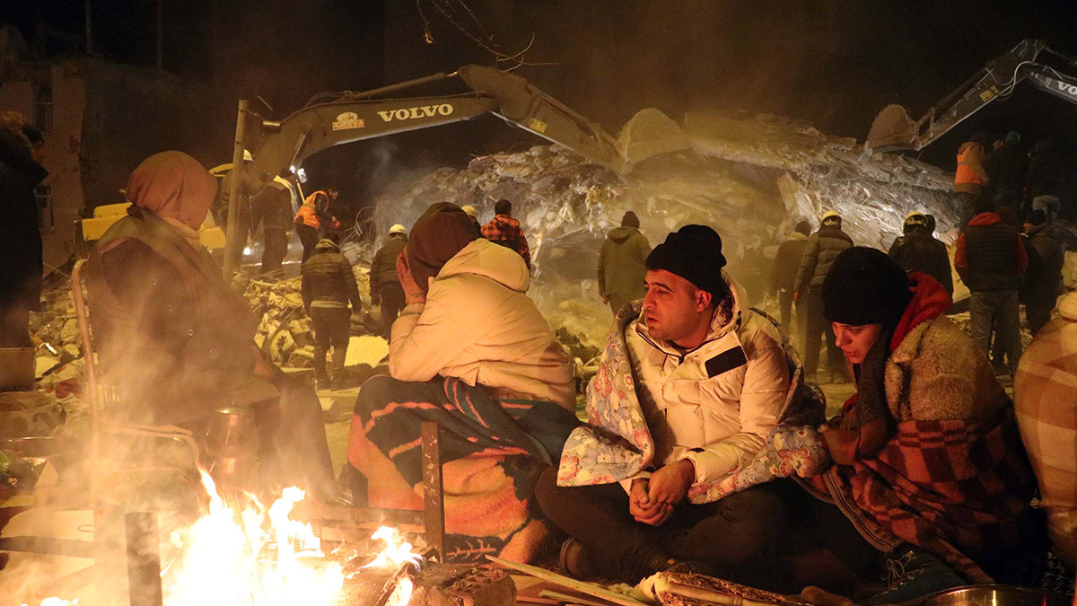 Maraş'ta depremzedeler geceyi ateş başında geçirdi