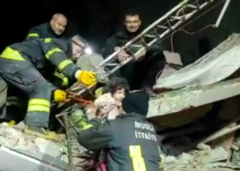 Masal bebek, 44 saat sonra enkazdan sağ çıkarıldı