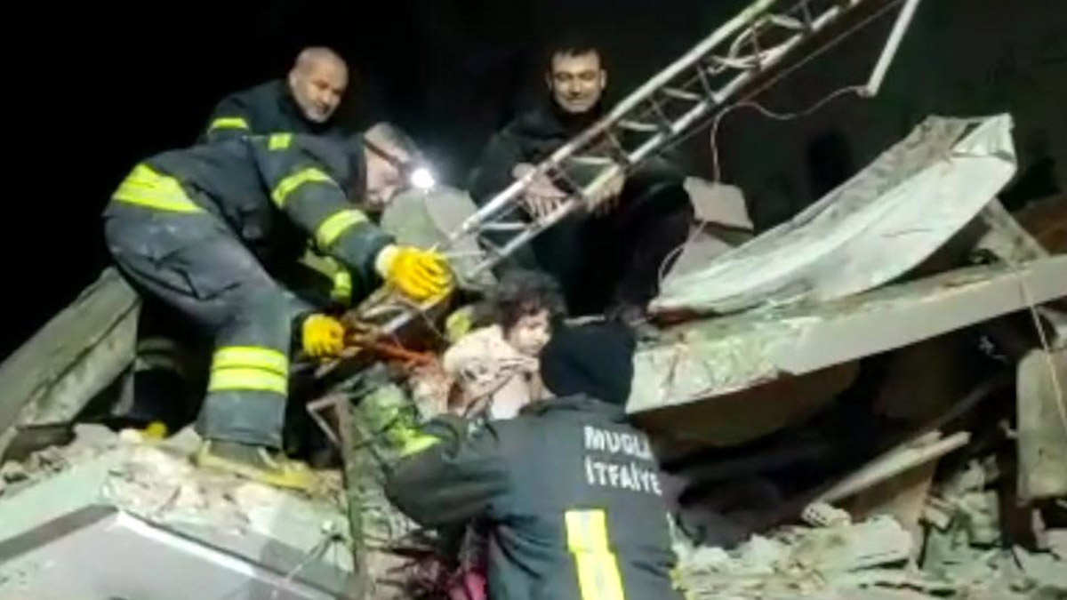 Masal bebek, 44 saat sonra enkazdan sağ çıkarıldı