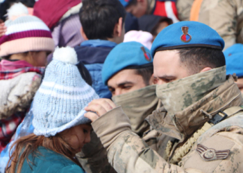 'Mavi Bereliler' enkazdan çıkıp, çocuklara gitti