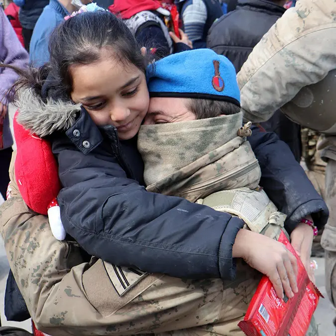 Mavi bereliler enkazdan cikip cocuklara gittia - yaşam - haberton