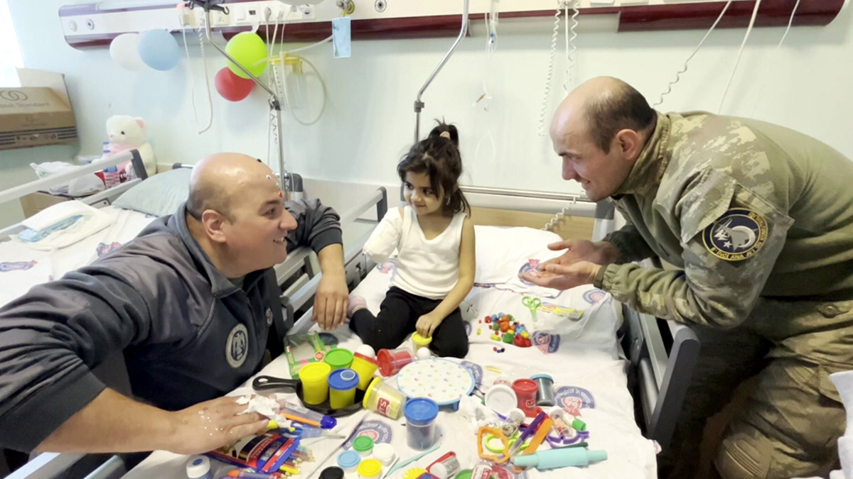 Mehmetçik, depremzede Fatma Ela'ya moral verdi