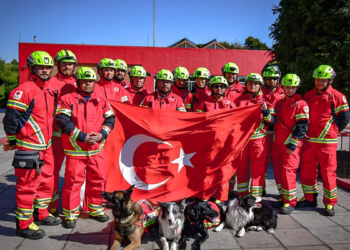 Meksika KızılHaç'ının ekibine ve köpeklerine madalya