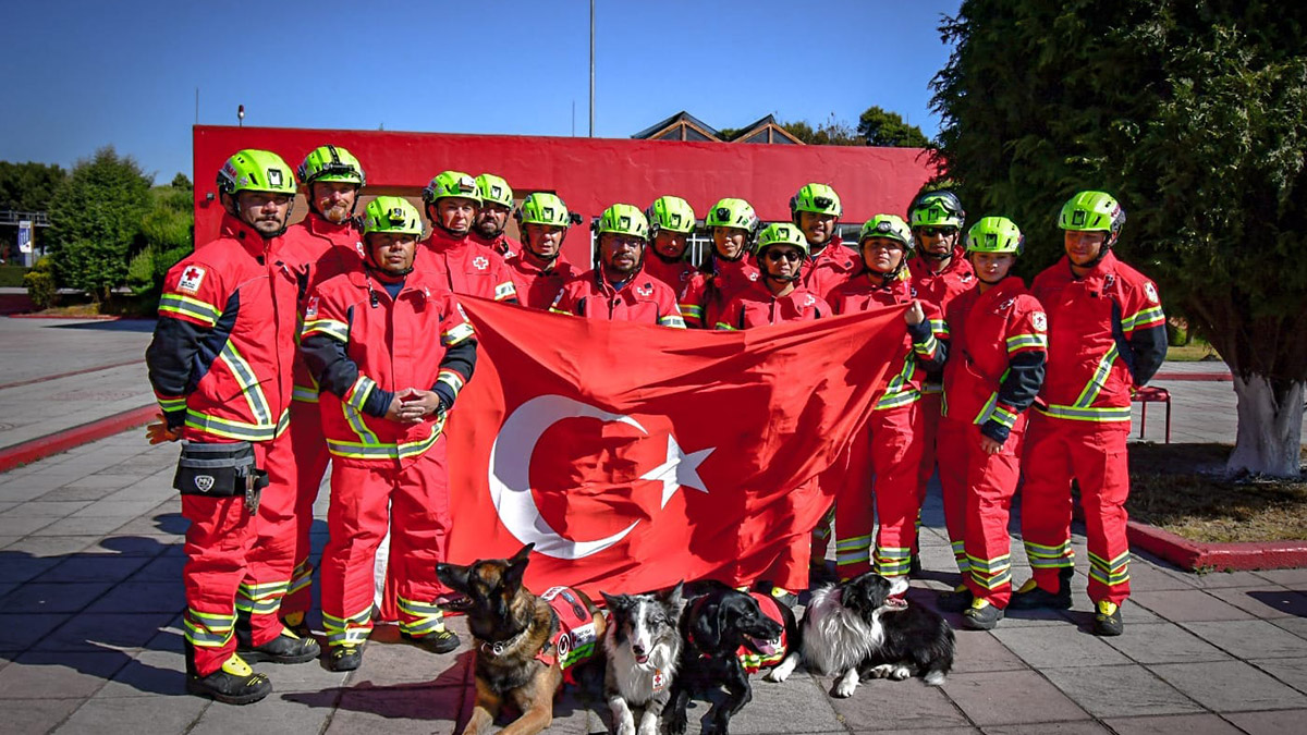 Meksika KızılHaç'ının ekibine ve köpeklerine madalya