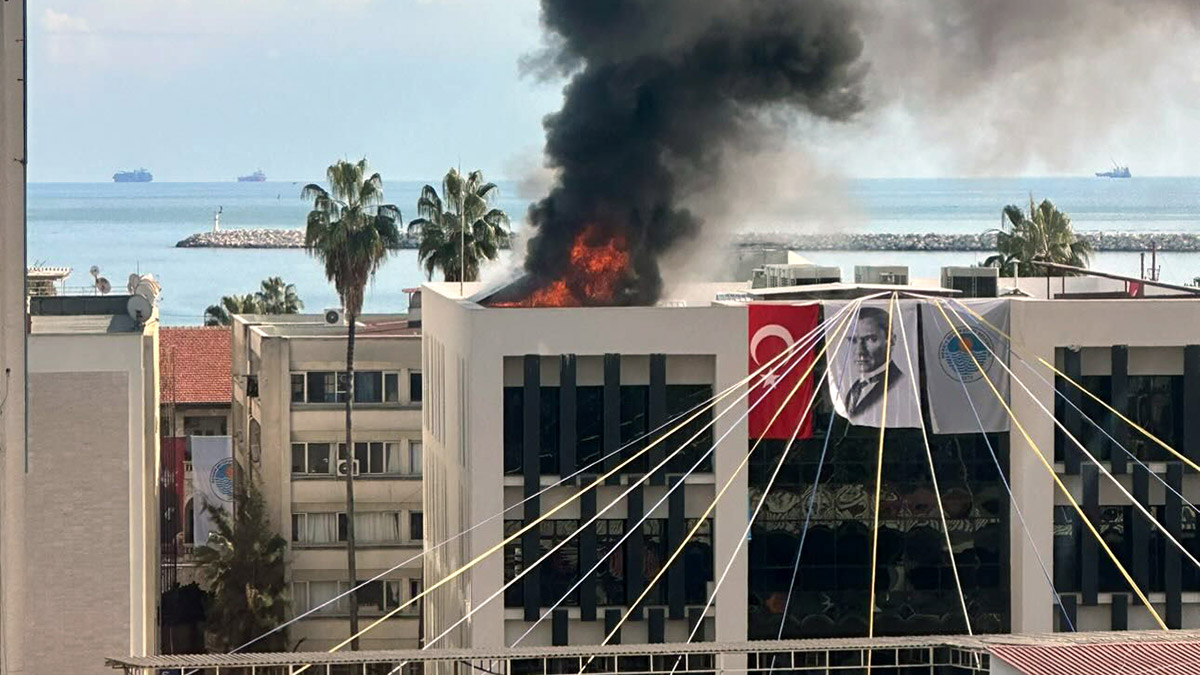 Mersin'de belediye hizmet binasında yangın