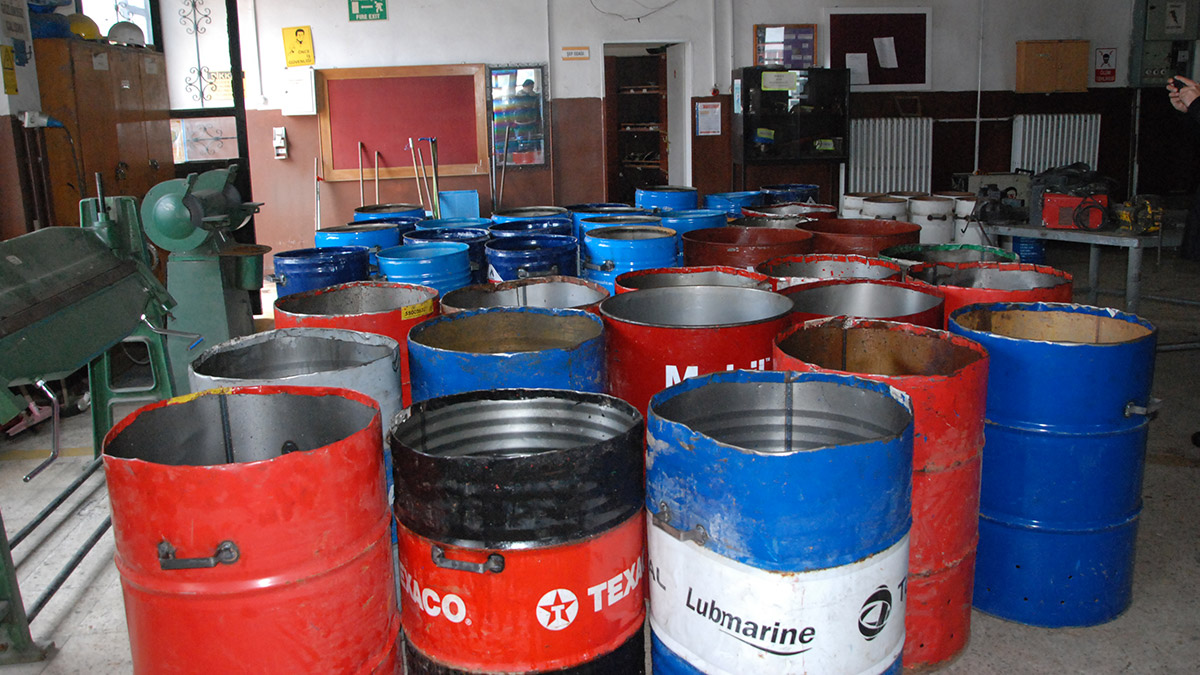 Meslek lisesinden deprem bölgesine varil soba yardımı