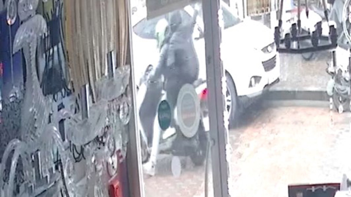 Motor tamir dükkanına silahlı saldırı kamerada