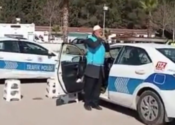 Müezzin polis megafonuyla ezan okudu