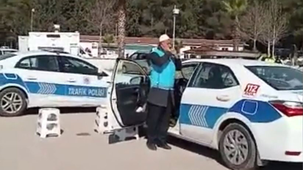 Müezzin polis megafonuyla ezan okudu