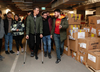 Muslera koltuk değnekleriyle destek verdi