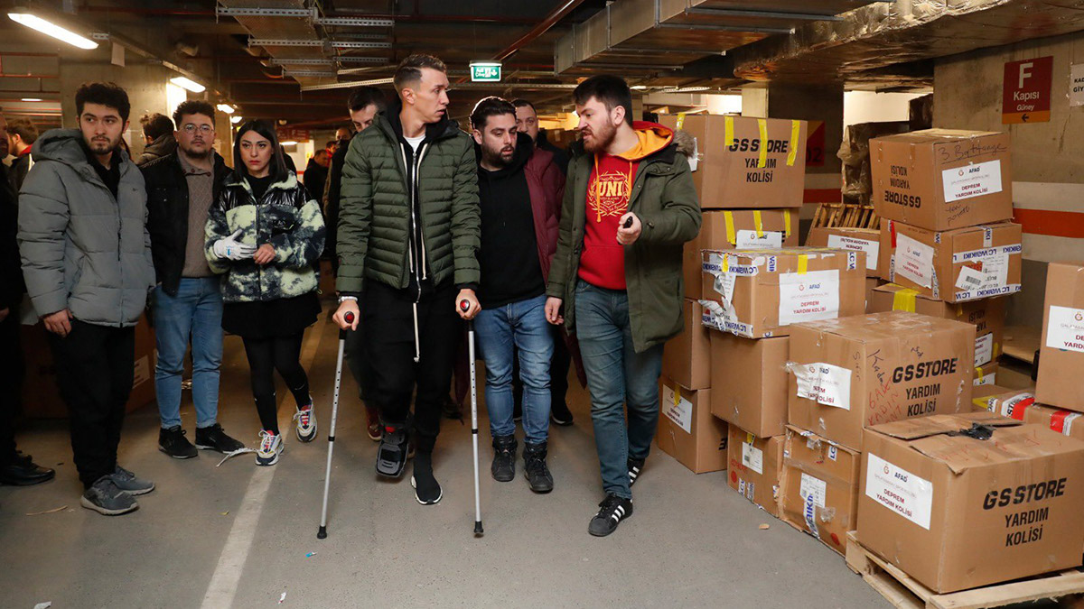 Muslera koltuk değnekleriyle destek verdi