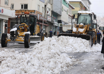 Muş'ta kar yağışı; 297 köy yolu ulaşıma kapandı