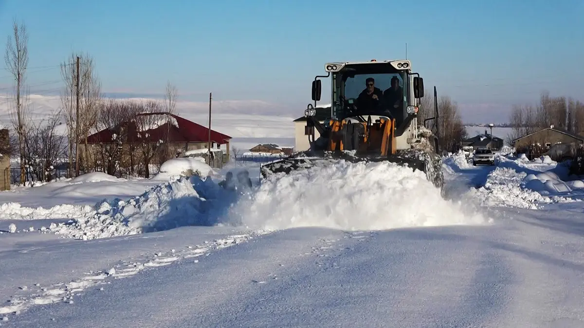 Muş'ta kardan kapanan 107 köy yolu açıldı