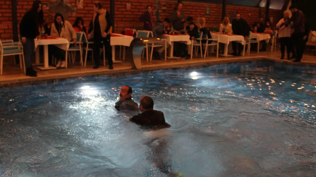 Mustafa Keser, moral gecesinde havuza düştü