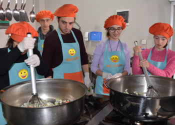 'Mutlu Kafe'den depremzedelere çorba