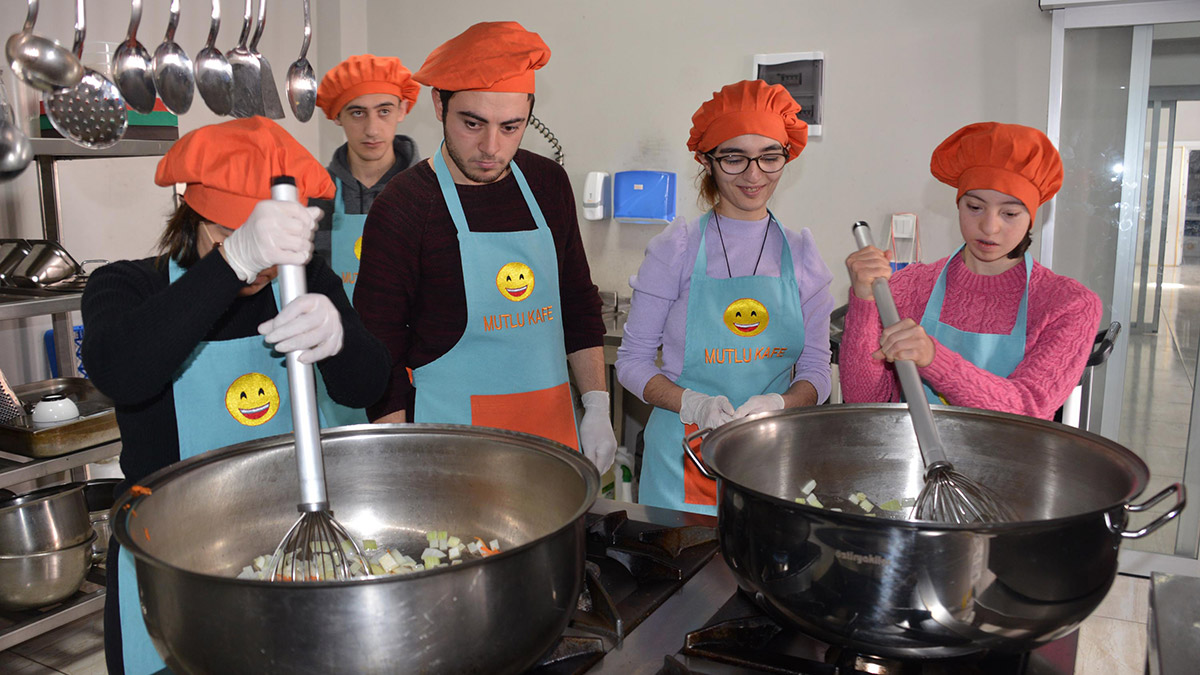 'Mutlu Kafe'den depremzedelere çorba