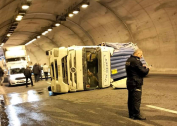 Niğde'de tünelde TIR devrildi
