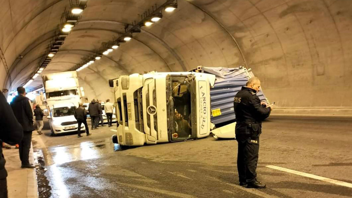 Niğde'de tünelde TIR devrildi