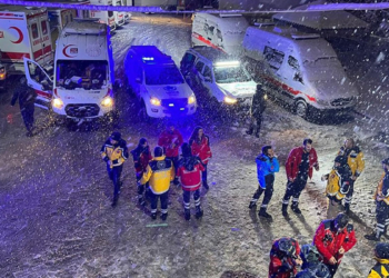 Nöbetçi UMKE ekibi, ilk saatlerde 5 kişiyi kurtarmış