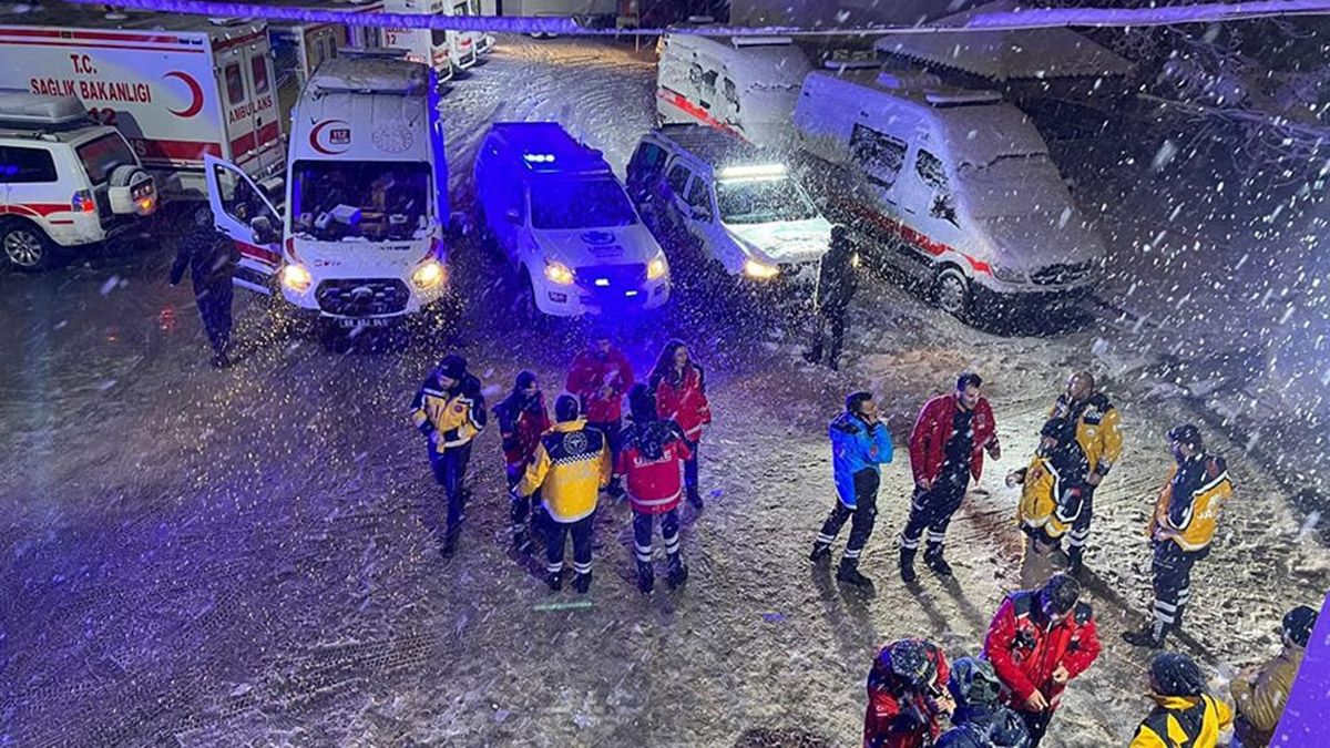 Nöbetçi UMKE ekibi, ilk saatlerde 5 kişiyi kurtarmış