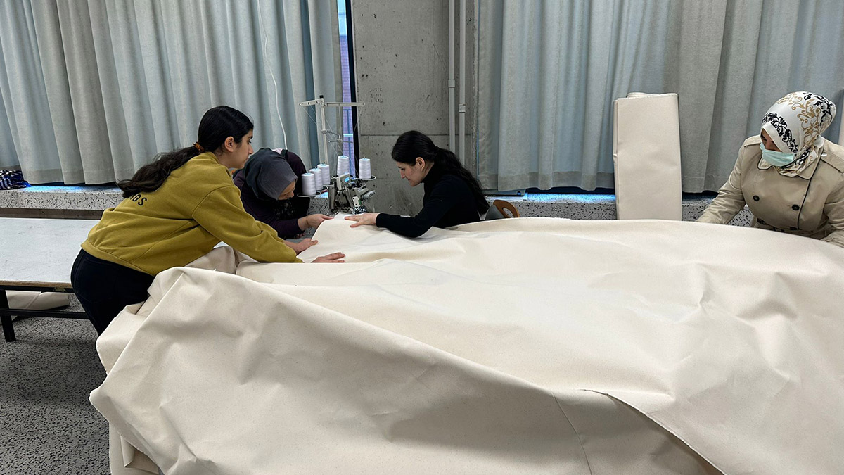 Öğretmenlerden depremzedeler için çadır dikimi