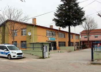 Ortaokullu kız öğrenci, 5 arkadaşını bıçakladı
