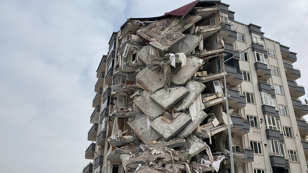 Osmaniye'de kontrollü yıkım çalışmaları sürüyor
