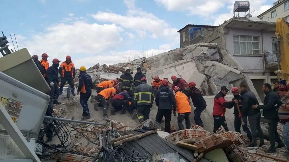 Osmaniye'de artçı deprem; 4 katlı bina yıkıldı
