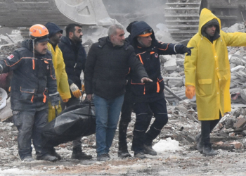 Otel enkazından 1 kişinin cansız bedenine ulaşıldı