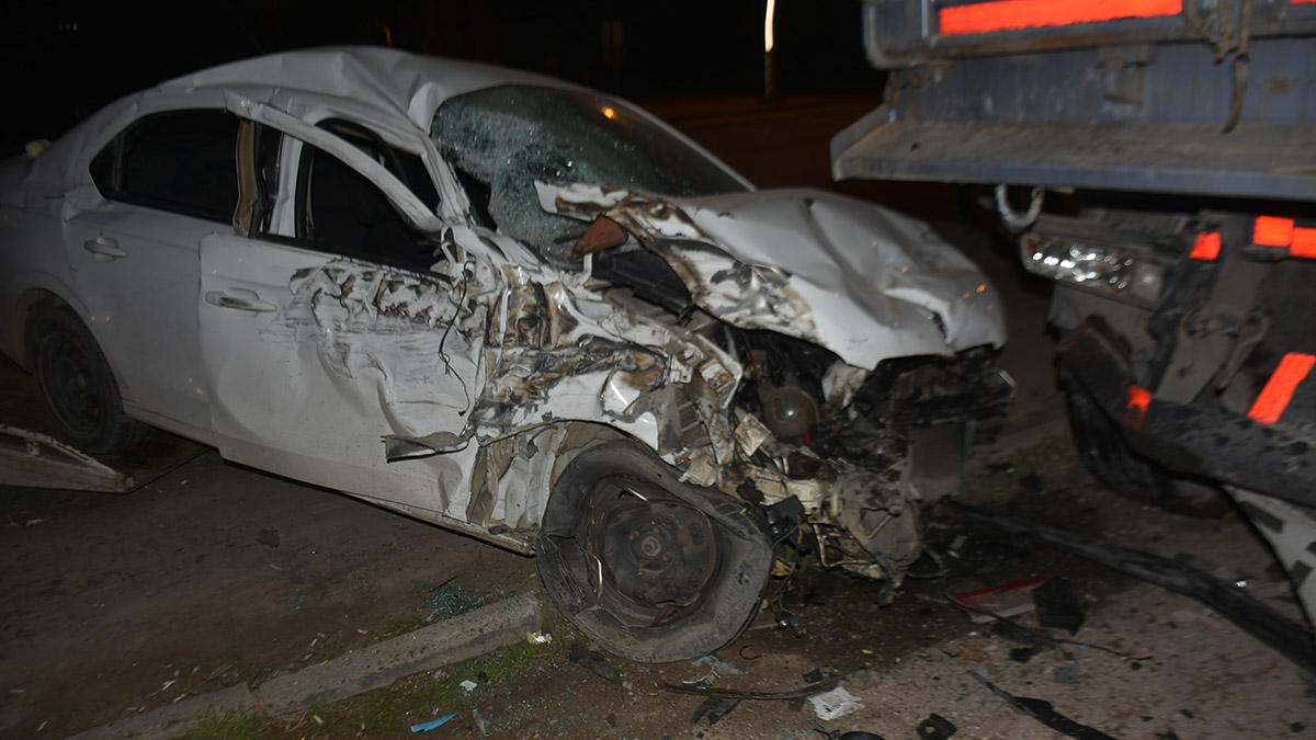 Otomobil park halindeki 2 tır'a çarptı: 2 yaralı