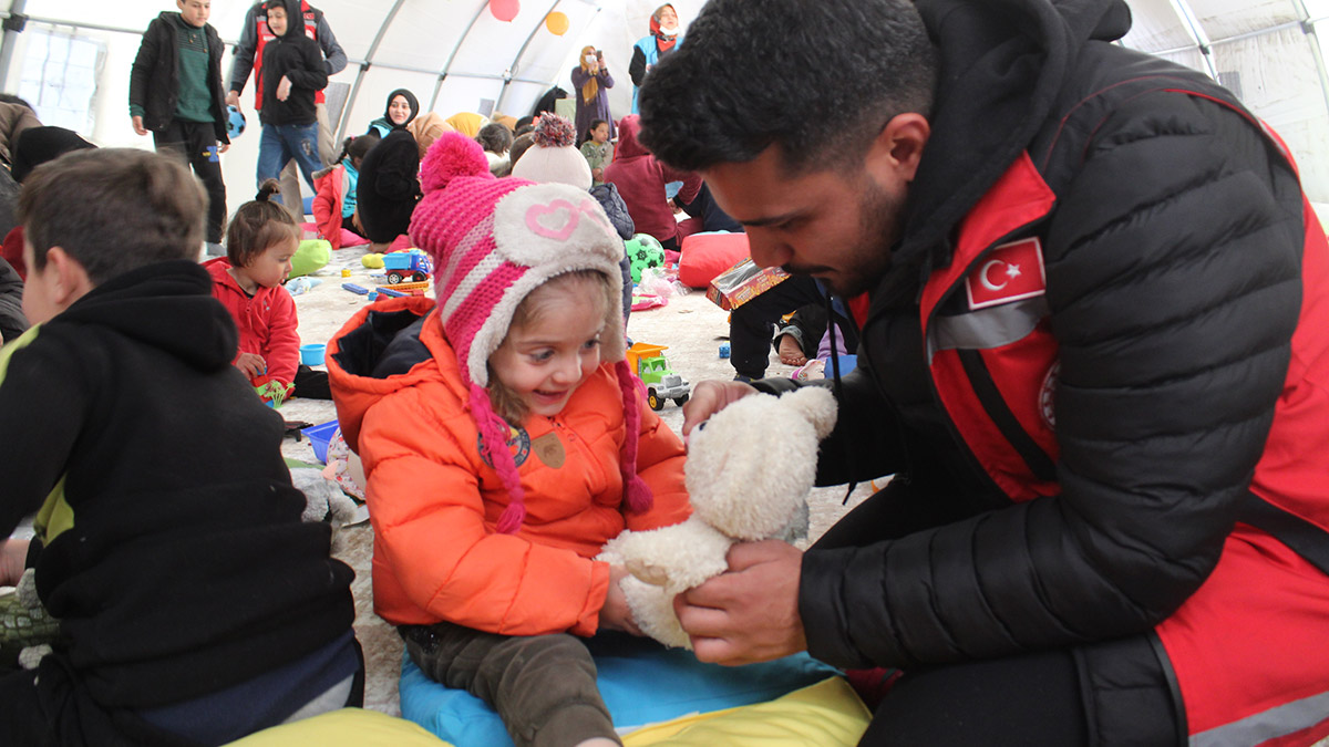 Oyuncaklarla donatılan çadırda çocuklarla oyun