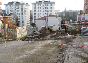 Pendik'te yol çöktü; 2 bina boşaltıldı
