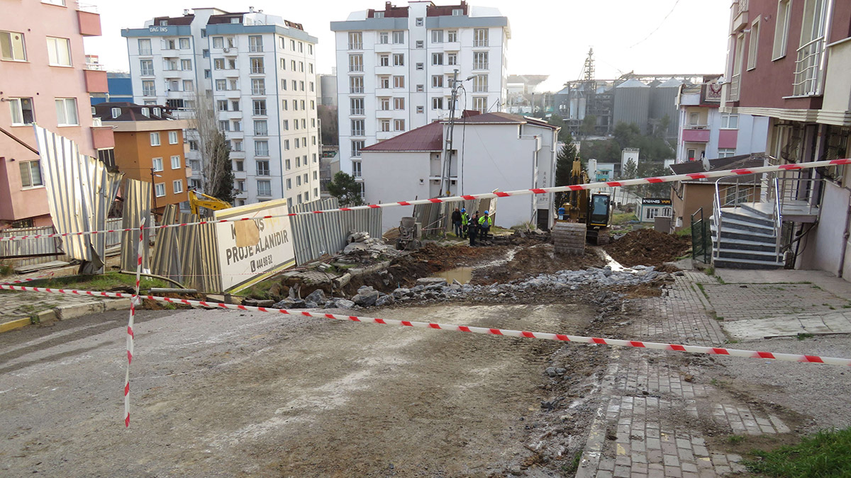 Pendik'te yol çöktü; 2 bina boşaltıldı