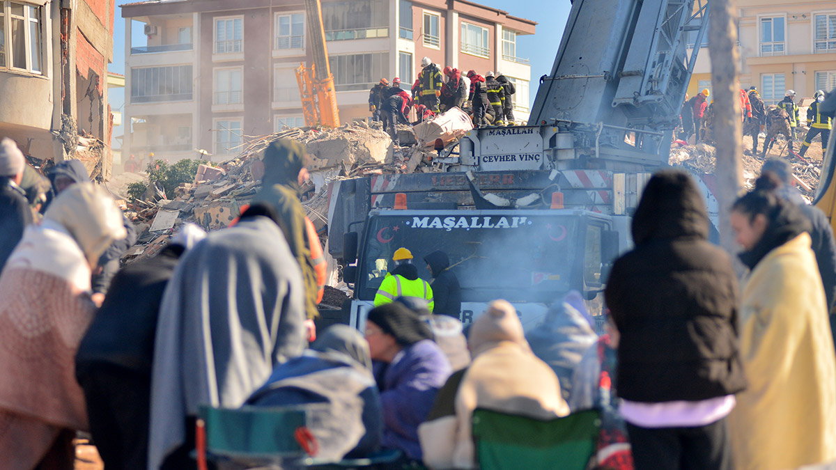 Polat Sitesi enkazı önünde umutlu bekleyiş 