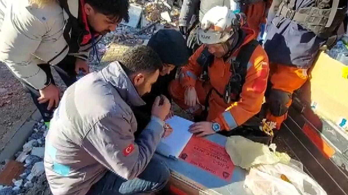 Polonya ekibi, kurtarma çalışmalarını sürdürüyor