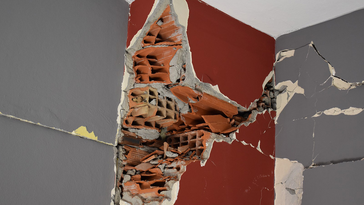 Raman Apartmanı'nda patlayan kolonlardan tuğla çıktı