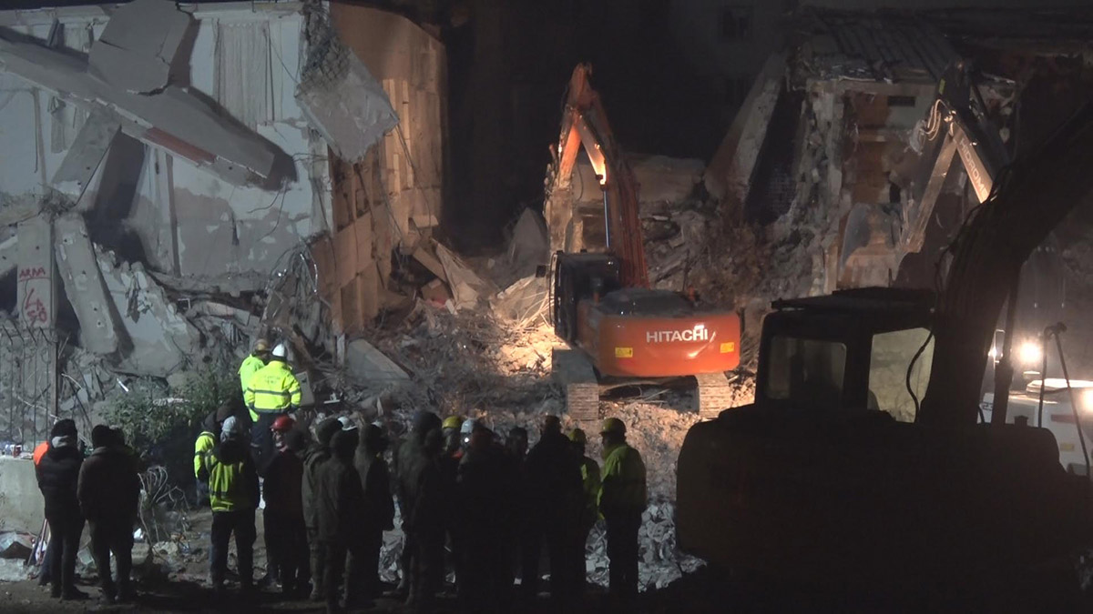 Rönesans Rezidans'ın enkazında 'yaşam' belirtisi