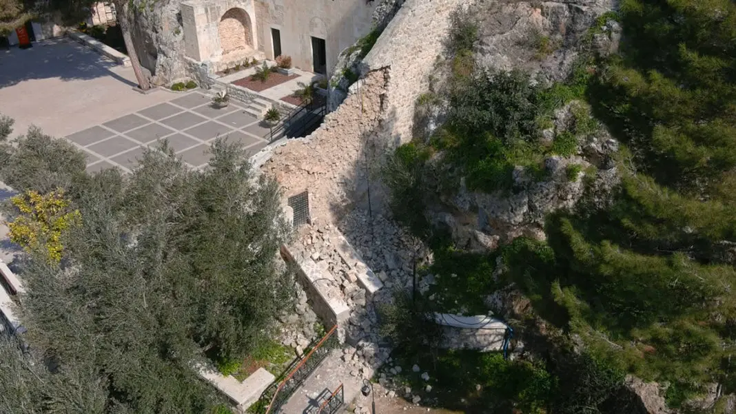 Saint Pierre Kilisesi'nin istinat duvarı yıkıldı
